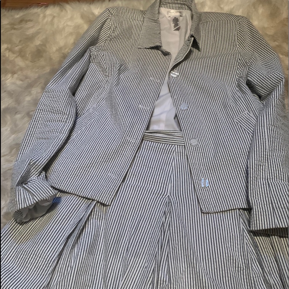 Skirt suit